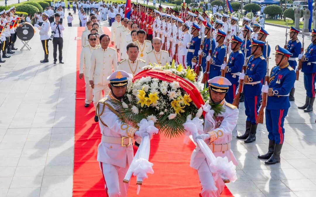 អ្នកឧកញ៉ា លាង ម៉េង ដឹកនាំប្រតិភូសមាគមឧកញ៉ាកម្ពុជា ថ្វាយកម្រងផ្កា និងគោរពព្រះវិញ្ញាណក្ខន្ធព្រះករុណា ព្រះបរមរតនកោដ្ឋ