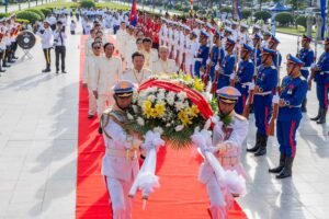 អ្នកឧកញ៉ា លាង ម៉េង ដឹកនាំប្រតិភូសមាគមឧកញ៉ាកម្ពុជា ថ្វាយកម្រងផ្កា និងគោរពព្រះវិញ្ញាណក្ខន្ធព្រះករុណា ព្រះបរមរតនកោដ្ឋ